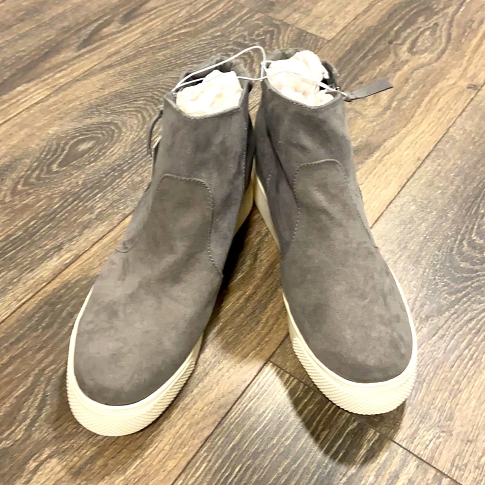 Universal thread wedge sneakers